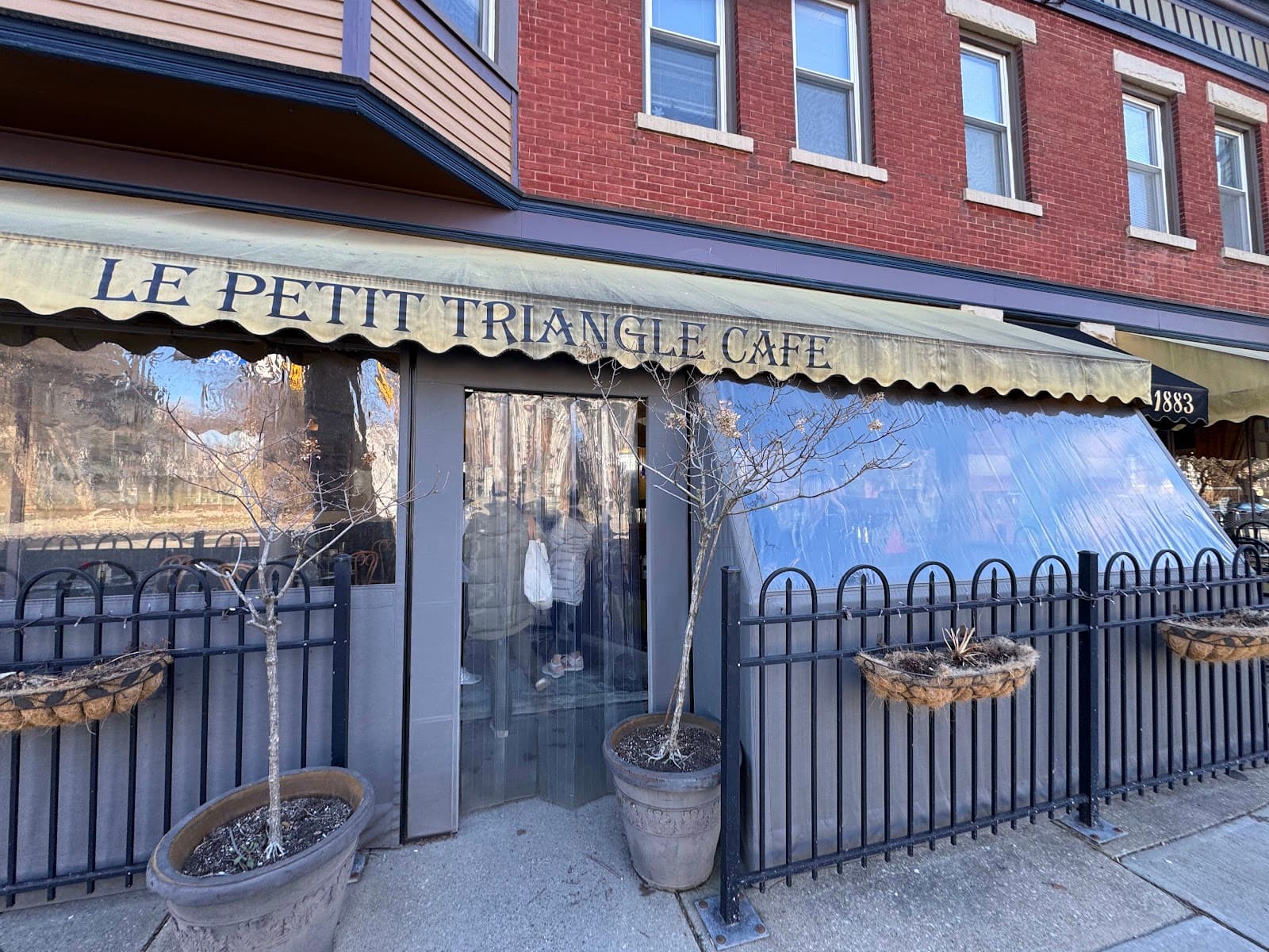 Le Petit Triangle Cafe